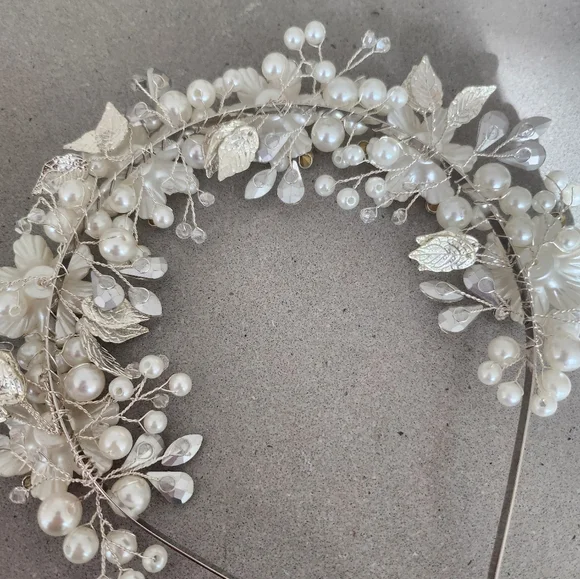 Elegant Pearl and Gold Floral Hair Accessory - Picture 5 of 7